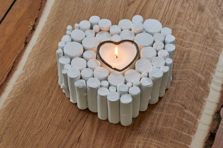 Izdelajte svečnik v obliki srca iz vej 